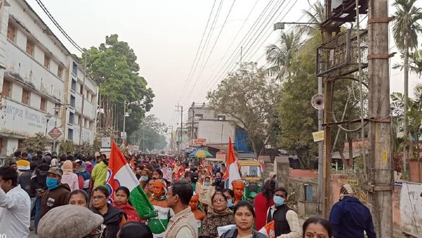 রাজ্যপালের পায়ে হাত দিয়ে প্রণাম করেছিলেন