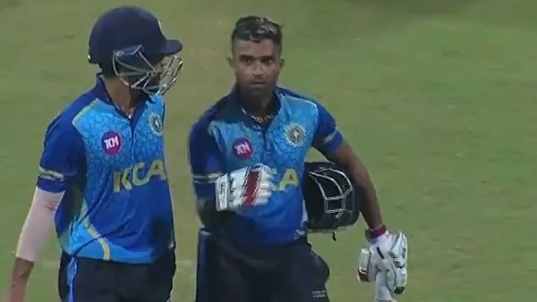 পাঠানকে ধরলেন আজহার