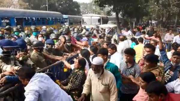 শিক্ষক সংগঠনের মিছিল রুখে দিল কলকাতা পুলিশ শিক্ষক সংগঠনের মিছিল রুখে দিল কলকাতা পুলিশ