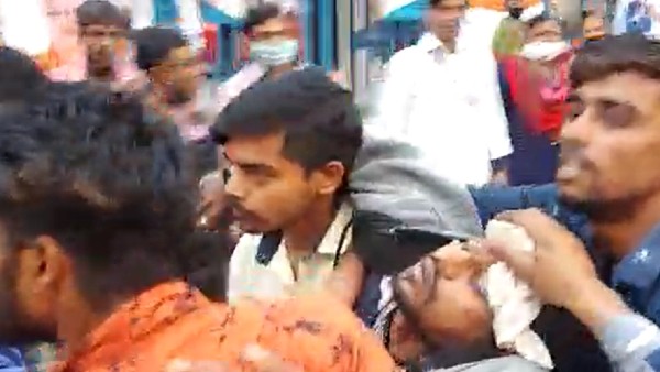 রাজপথে আগুন, লাঠি, ইট