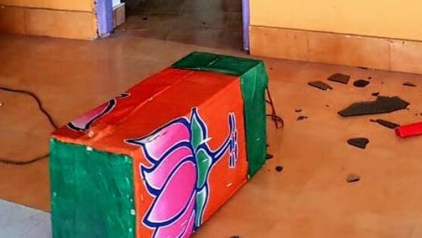 বিজেপির কার্যালয় ভাঙচুরকে কেন্দ্র করে ব্যাপক উত্তেজনা ভাটপাড়ায় বিজেপির কার্যালয় ভাঙচুরকে কেন্দ্র করে ব্যাপক উত্তেজনা ভাটপাড়ায়