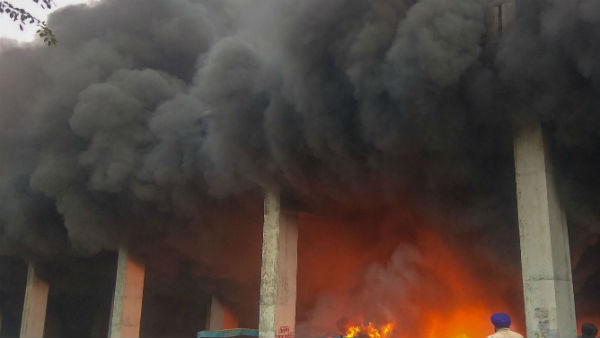 মানিকতলায় ব্যাটারির গোডাউনে বিধ্বংসী আগুন, ঘটনাস্থলে দমকলের ১১টি ইঞ্জিন, বিপর্যয় মোকাবিলা বাহিনী মানিকতলায় ব্যাটারির গোডাউনে বিধ্বংসী আগুন, ঘটনাস্থলে দমকলের ১১টি ইঞ্জিন, বিপর্যয় মোকাবিলা বাহিনী