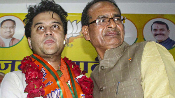 মধ্যপ্রদেশের রাজ্য-রাজনীতিতে নয়া মোড়! শিবরাজ মন্ত্রিসভায় জায়গা ২ জ্যোতিরাদিত্য ঘনিষ্ঠ বিধায়কের মধ্যপ্রদেশের রাজ্য-রাজনীতিতে নয়া মোড়! শিবরাজ মন্ত্রিসভায় জায়গা ২ জ্যোতিরাদিত্য ঘনিষ্ঠ বিধায়কের