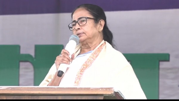 সংবাদ মাধ্যমকে ভয় দেখাচ্ছে