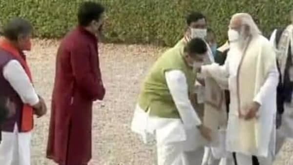 অবাঙালি কায়দায় হাঁটুতে হাত দিয়ে প্রণাম শুভেন্দুর