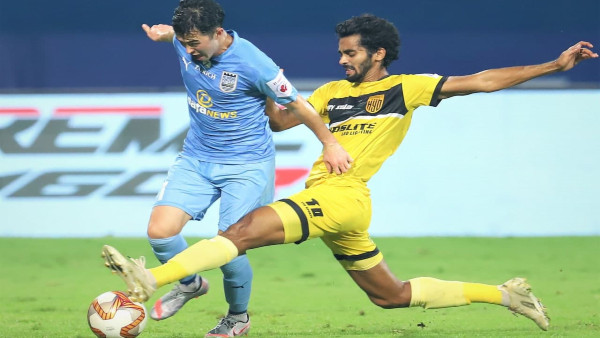 আইএসএল ২০২০-২১ : হায়দরাবাদের বিরুদ্ধে গোলশূন্য ড্র করেও লিগ তালিকার শীর্ষে মুম্বই সিটি আইএসএল ২০২০-২১ : হায়দরাবাদের বিরুদ্ধে গোলশূন্য ড্র করেও লিগ তালিকার শীর্ষে মুম্বই সিটি
