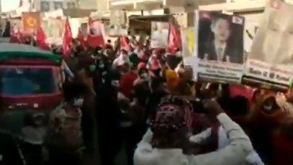 মোদী ছাড়াও কাদের প্ল্যাকার্ড!