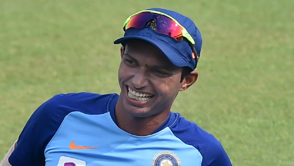 টিম ইন্ডিয়ায় ফের চোটের ছায়া! খুঁড়িয়ে মাঠে বাইরে গেলেন ফাস্ট বোলার! টিম ইন্ডিয়ায় ফের চোটের ছায়া! খুঁড়িয়ে মাঠে বাইরে গেলেন ফাস্ট বোলার!