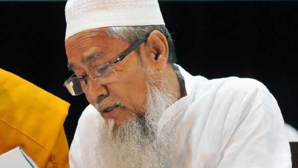 কর্মীদের আক্রমণের মুখে পড়েন মন্ত্রী