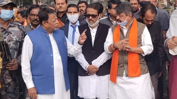 কটাক্ষ মুকুল রায়েরও