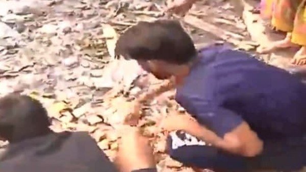 ছুটে যান স্থানীয় বাসিন্দারা