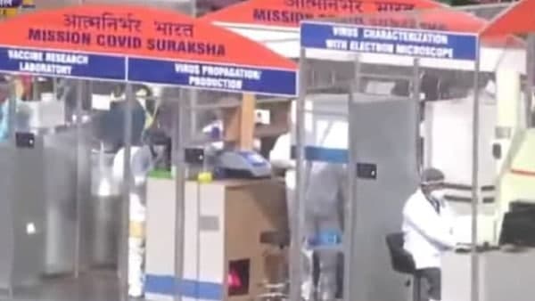 ৩২টি ট্যাবলো ছিল প্যেরেডে