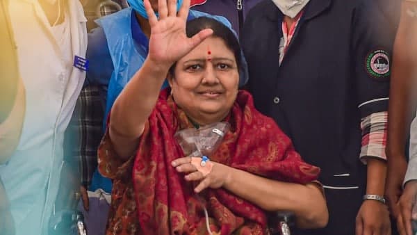 দিনাকরণ তাঁর পিসিকে জেল থেকে আনতে গিয়েছিলেন