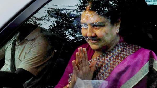 মধ্যস্থতার অংশ হিসেবে শশীকলাকে দলের ভার গ্রহণ করতে বলা হতে পারে?