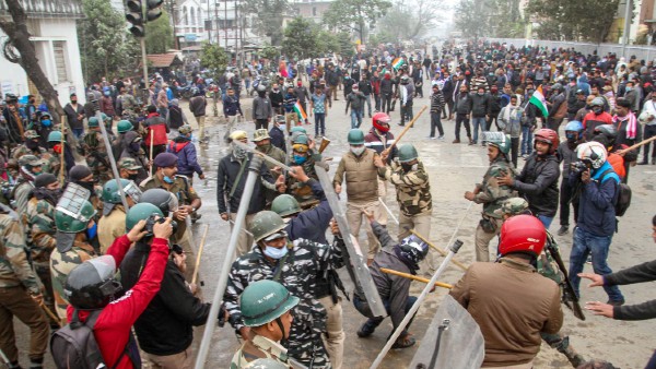 লালকেল্লায় একাধিক পতাকা উত্তোলন করে কৃষকরা