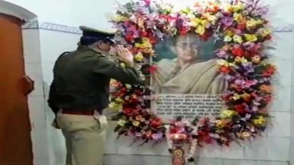 নোয়াপাড়া থানায় বন্দি ছিলেন নেতাজি! ঘর সংরক্ষণ করতে চায় ব্যারাকপুর কমিশনারেট নোয়াপাড়া থানায় বন্দি ছিলেন নেতাজি! ঘর সংরক্ষণ করতে চায় ব্যারাকপুর কমিশনারেট