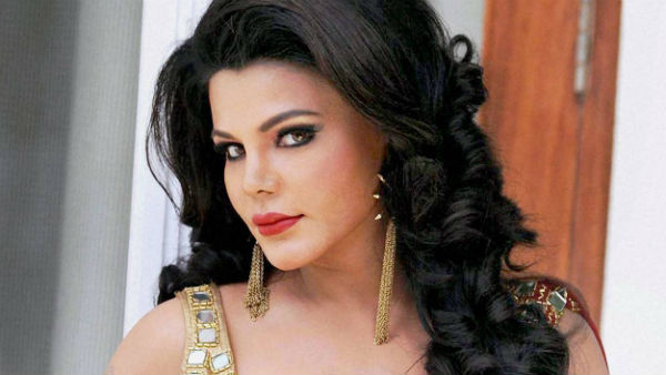 রাখি সাওয়ান্তকে স্নান করিয়ে দিচ্ছেন রাহুল বৈদ্য, টাস্কে সম্পর্ক বিগড়ে গেল অভিনব–আলির রাখি সাওয়ান্তকে স্নান করিয়ে দিচ্ছেন রাহুল বৈদ্য, টাস্কে সম্পর্ক বিগড়ে গেল অভিনব–আলির