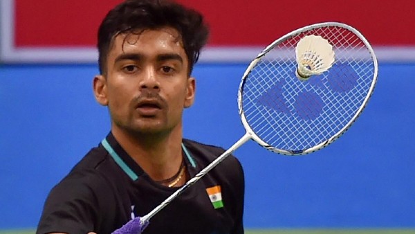 Thailand Open : PV Sindhu sails into the quarter-finals K-W Thailand Open, Thailand Open news in benagli, Thailand Open 2021, Thailand Open 2021 news in bengali, PV Sindhu, PV Sindhu news in bengali, Sameer Verma, Sameer Verma news in bengali, Badminton, Badminton news, sports, থাইল্যান্ড ওপেন, থাইল্যান্ড ওপেন খবর বাংলা, থাইল্যান্ড ওপেন ২০২১, থাইল্যান্ড ওপেন ২০২১ খবর বাংলা, পিভি সিন্ধু, পিভি সিন্ধু খবর বাংলা, সমীর ভর্মা, সমীর ভর্মা খবর বাংলা, ব্যাডমিন্টন, ব্যাডমিন্টন খবর, খেলা Tag pv sindhu, thailand open, badminton, sports,পিভি সিন্ধু, থাইল্যান্ড ওপেন, ব্যাডমিন্টন, খেলা Customs Title থাইল্যান্ড ওপেনের কোয়ার্টার ফাইনালে পৌঁছলেন বিশ্ব চ্যাম্পিয়ন পিভি সিন্ধু, Thailand Open : PV Sindhu sails into the quarter-finals থাইল্যান্ড ওপেনের কোয়ার্টার ফাইনালে বিশ্ব চ্যাম্পিয়ন সিন্ধু, ফিরে পেলেন পুরনো ছন্দ কোয়ার্টার ফাইনালে বিশ্ব চ্যাম্পিয়ন সিন্ধু ইয়নেক্স থাইল্যান্ড ওপেনে নিজের পুরনো ছন্দ ফিরে পেলেন বিশ্ব চ্যাম্পিয়ন পিভি সিন্ধু। দ্বিতীয় রাউন্ডে প্রতিপক্ষকে স্ট্রেট গেমে হারিয়ে দাপটের সঙ্গে প্রতিযোগিতার কোয়ার্টার ফাইনালে প্রবেশ করেছেন হায়দরাবাদি শাটলার। সিন্ধু যে ফর্ম রয়েছেন, তাতে থাইল্যান্ড ওপেন থেকে পদক এনে দেবেন বলেই আশা করে দেশের ক্রীড়া মহল। টয়োটা থাইল্যান্ড ওপেনের প্রথম রাউন্ডেই পরাজিত হয়েছিলেন পিভি সিন্ধু। প্রতিযোগিতার ইয়োনেক্স ভার্সানে আর একই ভুল করেননি ভারতীয় শাটলার। প্রথম রাউন্ডে থাইল্যান্ডরই বুসানান ওংবামরুংফানকে ২১-১৭, ২১-১৩ গেমে হারিয়ে দেন সিন্ধু। দ্বিতীয় রাউন্ডে মালেশিয়ার কিসোনা সেলভাদুরের মুখোমুখি হয়েছিলেন বিশ্ব চ্যাম্পিয়ন। ২১-১০ ও ২১-১২ গেমে ম্য়াচ জেতেন ২০১৬ সালের অলিম্পক থেকে ভারতকে রূপো এনে দেওয়া শাটলার। টয়োটা থাইল্যান্ড ওপেনের প্রথম রাউন্ড থেকেই হেরে বিদায় নিয়েছিলেন সমীর ভর্মা। সেখান থেকে শিক্ষা নিয়ে ইয়নেক্স থাইল্যান্ড ওপেনে দুর্দান্ত পারফরম্যান্স দিয়ে চলেছেন বিশ্বের ৩১ নম্বর ভারতীয় শাটলার। টুর্নামেন্টের প্রথম রাউন্ডে অষ্টম বাছাই লি জি জিয়াকে ১৮-২১, ২৭-২৫ ও ২১-১৯ গেমে হারিয়ে দেন সমীর। এক ঘণ্টা ১৪ মিনিট ধরে চলে মোকাবিলা। দ্বিতীয় রাউন্ডে ভারতীয় শাটলারের কাছে ২১-১২, ২১-৯ গেমে পরাস্ত হয়েছেন ডেনমার্কের রাসমুস গেমকে। কোয়ার্টার ফাইনালে প্রতিযোগিতার তৃতীয় বাছাই তথা ডেনমার্কেরই শাটলার আন্দ্রেস আন্টোনসেনের মুখোমুখি হবেন সমীর। অন্যদিক ইয়নেক্স থাইল্যান্ড ওপেনের কোয়ার্টার ফাইনালে পৌঁছেছে ভারতের স্বস্তিকসাইরাজ রাঙ্কিরেড্ডি ও চিরাগ শেঠি জুটি। দ্বিতীয় রাউন্ডে জার্মানির মার্ক লামসফুস ও ইসাবেল হেরটরিচকে ২২-২০, ১৪-২১ ও ২১-১৬ গেমে হারিয়েছে ভারতীয় জুটি। Thailand Open : PV Sindhu sails into the quarter-finals K-W Thailand Open, Thailand Open news in benagli, Thailand Open 2021, Thailand Open 2021 news in bengali, PV Sindhu, PV Sindhu news in bengali, Sameer Verma, Sameer Verma news in bengali, Badminton, Badminton news, sports, থাইল্যান্ড ওপেন, থাইল্যান্ড ওপেন খবর বাংলা, থাইল্যান্ড ওপেন ২০২১, থাইল্যান্ড ওপেন ২০২১ খবর বাংলা, পিভি সিন্ধু, পিভি সিন্ধু খবর বাংলা, সমীর ভর্মা, সমীর ভর্মা খবর বাংলা, ব্যাডমিন্টন, ব্যাডমিন্টন খবর, খেলা Tag pv sindhu, thailand open, badminton, sports,পিভি সিন্ধু, থাইল্যান্ড ওপেন, ব্যাডমিন্টন, খেলা Customs Title থাইল্যান্ড ওপেনের কোয়ার্টার ফাইনালে পৌঁছলেন বিশ্ব চ্যাম্পিয়ন পিভি সিন্ধু, Thailand Open : PV Sindhu sails into the quarter-finals থাইল্যান্ড ওপেনের কোয়ার্টার ফাইনালে বিশ্ব চ্যাম্পিয়ন সিন্ধু, ফিরে পেলেন পুরনো ছন্দ কোয়ার্টার ফাইনালে বিশ্ব চ্যাম্পিয়ন সিন্ধু ইয়নেক্স থাইল্যান্ড ওপেনে নিজের পুরনো ছন্দ ফিরে পেলেন বিশ্ব চ্যাম্পিয়ন পিভি সিন্ধু। দ্বিতীয় রাউন্ডে প্রতিপক্ষকে স্ট্রেট গেমে হারিয়ে দাপটের সঙ্গে প্রতিযোগিতার কোয়ার্টার ফাইনালে প্রবেশ করেছেন হায়দরাবাদি শাটলার। সিন্ধু যে ফর্ম রয়েছেন, তাতে থাইল্যান্ড ওপেন থেকে পদক এনে দেবেন বলেই আশা করে দেশের ক্রীড়া মহল। টয়োটা থাইল্যান্ড ওপেনের প্রথম রাউন্ডেই পরাজিত হয়েছিলেন পিভি সিন্ধু। প্রতিযোগিতার ইয়োনেক্স ভার্সানে আর একই ভুল করেননি ভারতীয় শাটলার। প্রথম রাউন্ডে থাইল্যান্ডরই বুসানান ওংবামরুংফানকে ২১-১৭, ২১-১৩ গেমে হারিয়ে দেন সিন্ধু। দ্বিতীয় রাউন্ডে মালেশিয়ার কিসোনা সেলভাদুরের মুখোমুখি হয়েছিলেন বিশ্ব চ্যাম্পিয়ন। ২১-১০ ও ২১-১২ গেমে ম্য়াচ জেতেন ২০১৬ সালের অলিম্পক থেকে ভারতকে রূপো এনে দেওয়া শাটলার। টয়োটা থাইল্যান্ড ওপেনের প্রথম রাউন্ড থেকেই হেরে বিদায় নিয়েছিলেন সমীর ভর্মা। সেখান থেকে শিক্ষা নিয়ে ইয়নেক্স থাইল্যান্ড ওপেনে দুর্দান্ত পারফরম্যান্স দিয়ে চলেছেন বিশ্বের ৩১ নম্বর ভারতীয় শাটলার। টুর্নামেন্টের প্রথম রাউন্ডে অষ্টম বাছাই লি জি জিয়াকে ১৮-২১, ২৭-২৫ ও ২১-১৯ গেমে হারিয়ে দেন সমীর। এক ঘণ্টা ১৪ মিনিট ধরে চলে মোকাবিলা। দ্বিতীয় রাউন্ডে ভারতীয় শাটলারের কাছে ২১-১২, ২১-৯ গেমে পরাস্ত হয়েছেন ডেনমার্কের রাসমুস গেমকে। কোয়ার্টার ফাইনালে প্রতিযোগিতার তৃতীয় বাছাই তথা ডেনমার্কেরই শাটলার আন্দ্রেস আন্টোনসেনের মুখোমুখি হবেন সমীর। অন্যদিক ইয়নেক্স থাইল্যান্ড ওপেনের কোয়ার্টার ফাইনালে পৌঁছেছে ভারতের স্বস্তিকসাইরাজ রাঙ্কিরেড্ডি ও চিরাগ শেঠি জুটি। দ্বিতীয় রাউন্ডে জার্মানির মার্ক লামসফুস ও ইসাবেল হেরটরিচকে ২২-২০, ১৪-২১ ও ২১-১৬ গেমে হারিয়েছে ভারতীয় জুটি।