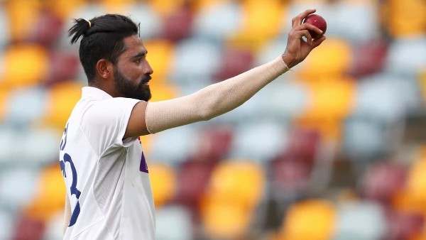 বাবার কবরে গোলাপ দিয়ে এলেন সিরাজ