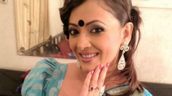 হাঁটু মুড়ে বসে, হাতে হিরের আংটি নিয়ে কাকে বিয়ের প্রস্তাব দিলেন শ্রীলেখা মিত্র হাঁটু মুড়ে বসে, হাতে হিরের আংটি নিয়ে কাকে বিয়ের প্রস্তাব দিলেন শ্রীলেখা মিত্র
