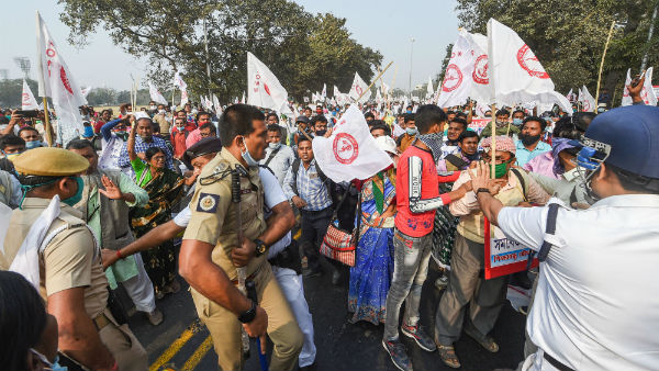 একাধিক শিক্ষক সংগঠনের অবস্থান বিক্ষোভে ধুন্ধুমার কলকাতার রাজপথে একাধিক শিক্ষক সংগঠনের অবস্থান বিক্ষোভে ধুন্ধুমার কলকাতার রাজপথে