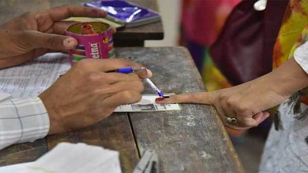 বৃহস্পতিবার বিভিন্ন দফতরের আধিকারিকদের সঙ্গে আলোচনা