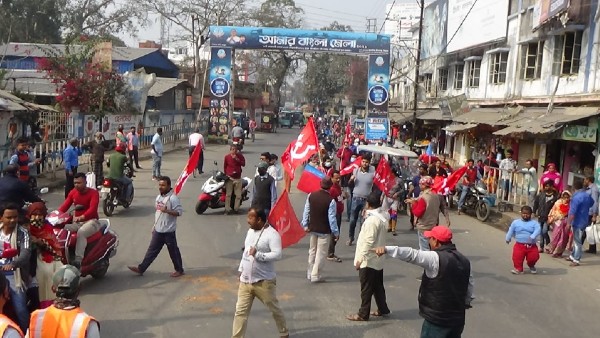 সোমবার নিশানায় ছিল পুলিশ