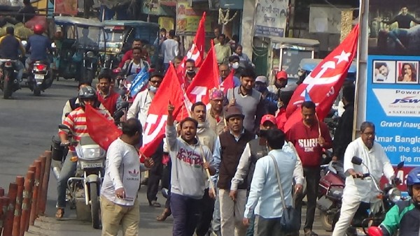 অবরুদ্ধ হয়ে গিয়েছে যাদবপুর থানার সামনের চার মাথার মোড়