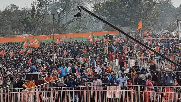 সভামঞ্চের কাছেই পেট্রোল ভর্তি বোতল