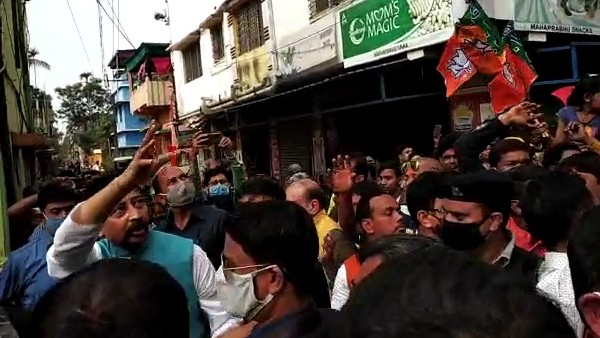রাজীবকে কালো পতাকায় স্বাগত জানানো হল ডোমজুড়ে