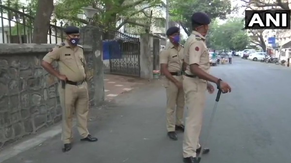 ভারী সংখ্যায় পুলিশ মোতায়েন