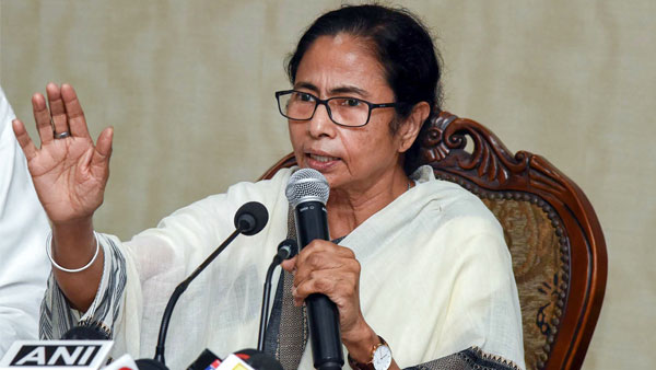 মমতাকে পায়ে হাত দিয়ে প্রণাম