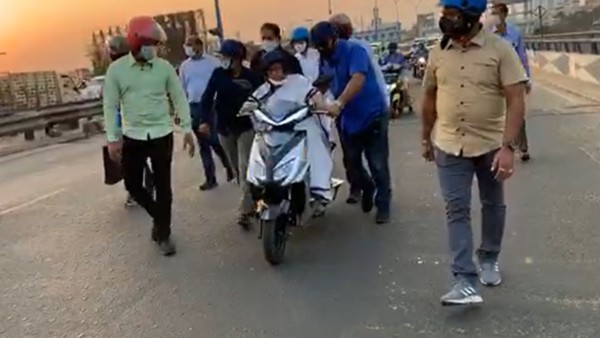 জ্বালানির দাম বৃদ্ধির প্রতিবাদে পথে মমতা