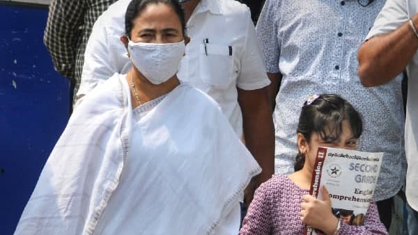 কাকে নিয়ে বেরোলেন মমতা?