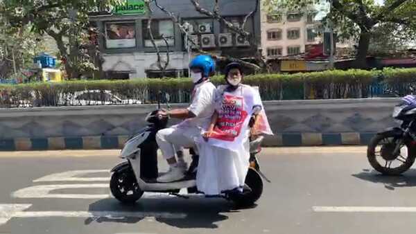 স্কুটারে নবান্নে মুখ্যমন্ত্রী