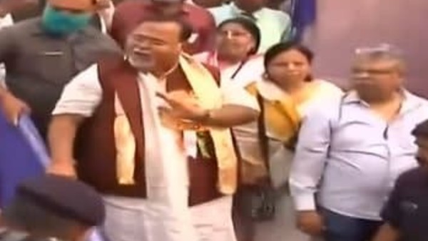 পার্থ চট্টোপাধ্যায়কে ঘিরে বিক্ষোভ