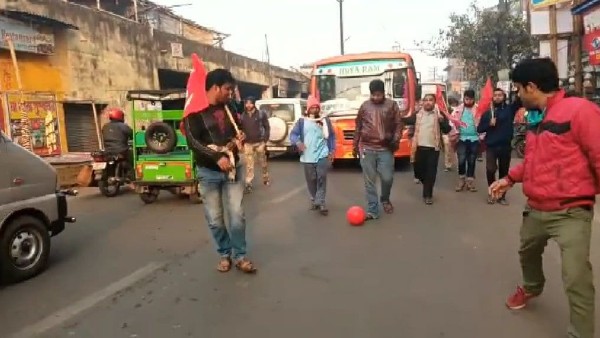 খেলা হবে... স্লোগান দিয়ে হচ্ছে ফুটবল খেলা
