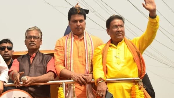 পরিবর্তন যাত্রায় বিপ্লব দেব
