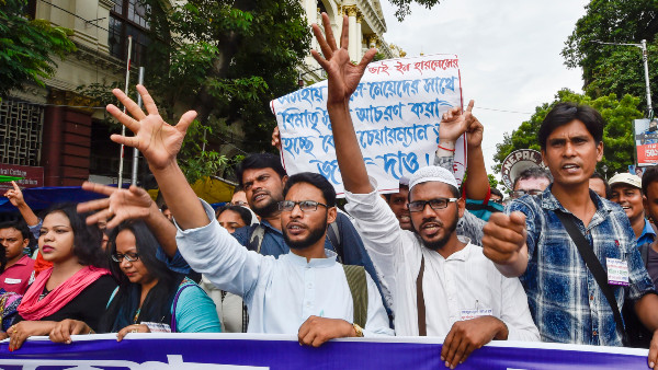 কোন দাবিতে এই অভিনব পদ্ধতিতে বিক্ষোভ?