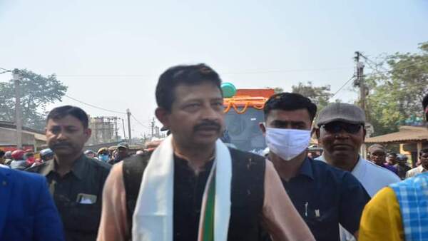 মাঠে নেমে খেলা