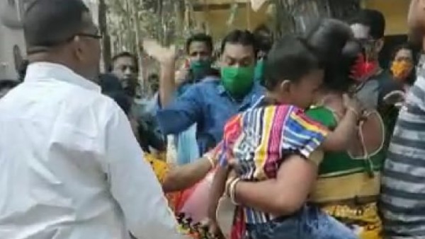 স্বাস্থ্যসাথী কার্ড আনতে গেলে যুবককে রাস্তায় ফেলে পেটানোর অভিযোগ দমদমে স্বাস্থ্যসাথী কার্ড আনতে গেলে যুবককে রাস্তায় ফেলে পেটানোর অভিযোগ দমদমে