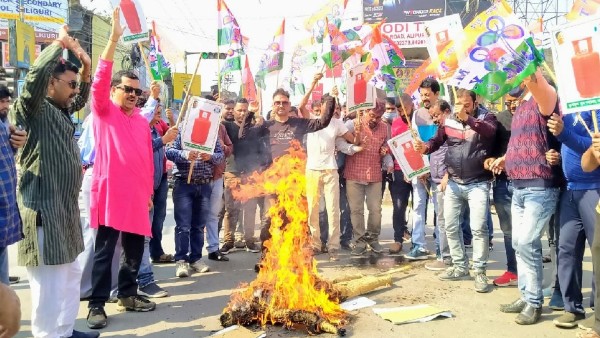 মূল্যবৃদ্ধির প্রতিবাদে পথে নামল তৃণমূল কংগ্রেস মূল্যবৃদ্ধির প্রতিবাদে পথে নামল তৃণমূল কংগ্রেস