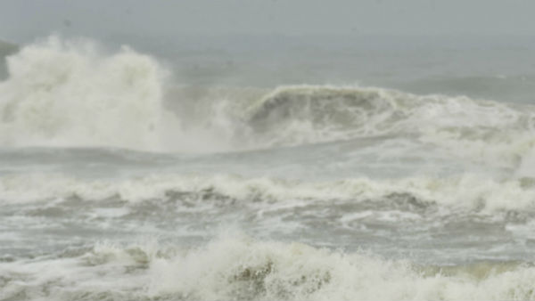 সমুদ্রজুড়ে থাকে নিম্নচাপের প্রভাব