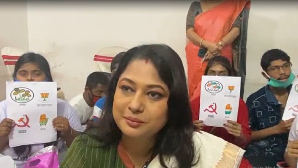 বিশেষ ভাবে সক্ষম মানসিক প্রতিবন্ধী নতুন ভোটারদের ট্রেনিং দিচ্ছেন বিরাটির মিঠু রায় দত্ত বিশেষ ভাবে সক্ষম মানসিক প্রতিবন্ধী নতুন ভোটারদের ট্রেনিং দিচ্ছেন বিরাটির মিঠু রায় দত্ত