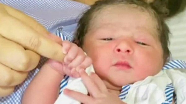 রাজ এবং শুভশ্রী দু’জনেই যুবানকে নিয়ে প্রায়শই ছবি–ভিডিও আপলোড করে থাকেন। শুভশ্রীর প্রোফাইল থেকে তাঁর ও যুবানের ছবি নিয়ে ফটোশপের মাধ্যমে এডিট করে শুভশ্রীর মুখের জায়গায় করিনার মুখ বসিয়ে দেওয়া হয়েছে। আর দাবি করা হয়েছে সেটাই নাকি সইফ–করিনার দ্বিতীয় সন্তানের প্রথম ঝলক। রাজ এবং শুভশ্রী দু’জনেই যুবানকে নিয়ে প্রায়শই ছবি–ভিডিও আপলোড করে থাকেন। শুভশ্রীর প্রোফাইল থেকে তাঁর ও যুবানের ছবি নিয়ে ফটোশপের মাধ্যমে এডিট করে শুভশ্রীর মুখের জায়গায় করিনার মুখ বসিয়ে দেওয়া হয়েছে। আর দাবি করা হয়েছে সেটাই নাকি সইফ–করিনার দ্বিতীয় সন্তানের প্রথম ঝলক।