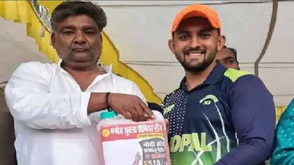 ম্যান অব দ্য ম্যাচকে ৫ লিটার পেট্রোল পুরস্কার ম্যান অব দ্য ম্যাচকে ৫ লিটার পেট্রোল পুরস্কার