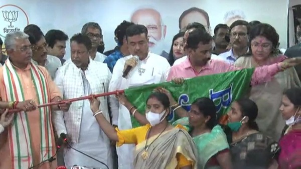 তিন মহিলাকে প্রথমে বিজেপির পতাকা