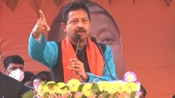নেপথ্যে কে