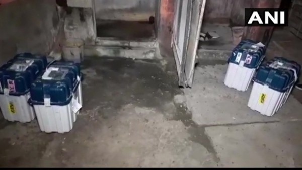 গভীর রাতে তৃণমূল নেতার বাড়িতে ইভিএম-ভিভিপ্যাট
