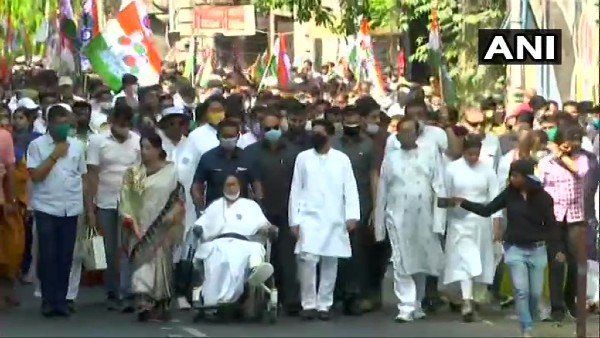 মমতা বন্দ্যোপাধ্যায়কে সতর্ক করল কমিশন